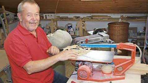 Dietmar Bauernschmitt in seiner Werkstatt im Dachgeschoss, wo er das ganze Jahr über an Krippen und Holz-Ornamenten arbeitet. Foto: Popp