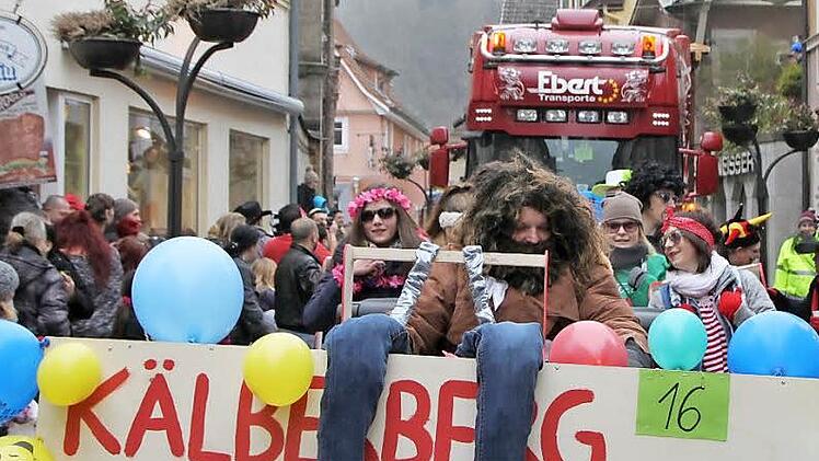 Der Faschingszug zwängt sich durch die Ludwigstraße in Richtung Marktplatz. Vor dem Lkw aus Kothen heizen die Rupbodener Partyraketen mit ihrer Achterbahn ein.  Fotos: Benedikt Borst