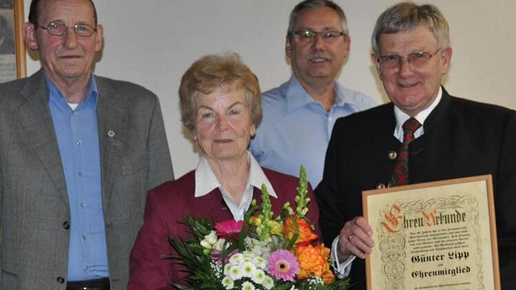 Günter Lipp (rechts) ist zum Ehrenmitglied des Heimatvereins Pfarrweisach ernannt worden. Dazu gratulierten ihm Vorsitzender Horst Ruhnau (links) und sein Stellvertreter Hermann Weidner. Mit auf dem Bild Lipps Ehefrau Beate. Foto: Simon Albrecht