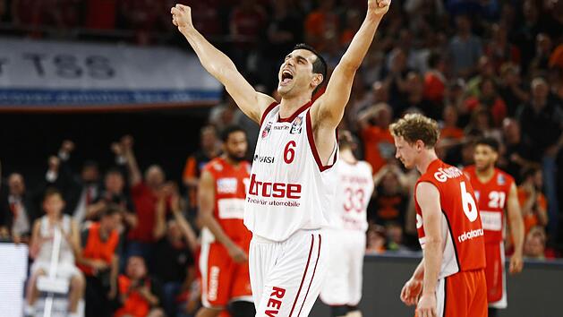Nikos Zisis jubelt nach der Schlusssirene in Ulm. Foto: Daniel L&ouml;b