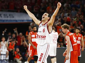 Nikos Zisis jubelt nach der Schlusssirene in Ulm. Foto: Daniel Löb