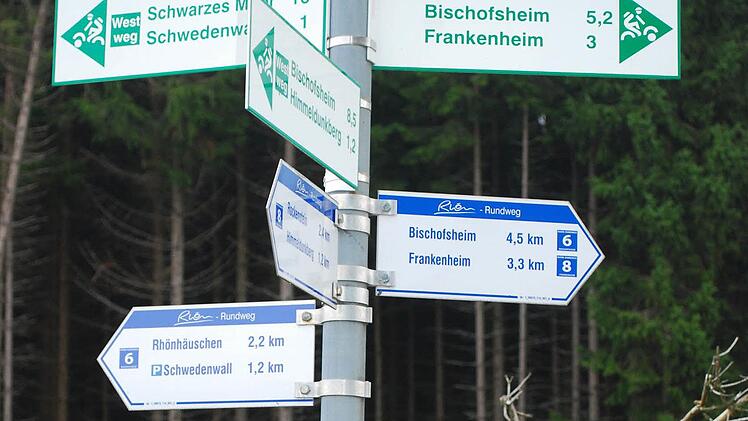 Die Wildnis in der Rhön ist weithin gezähmt und gut erschlossen: ein Urwald für Anfänger, wenn man so will. Verlaufen kann man sich allenfalls im bisweilen dichten Dschungel der Wegweiser ...  Fotos: Günter Flegel