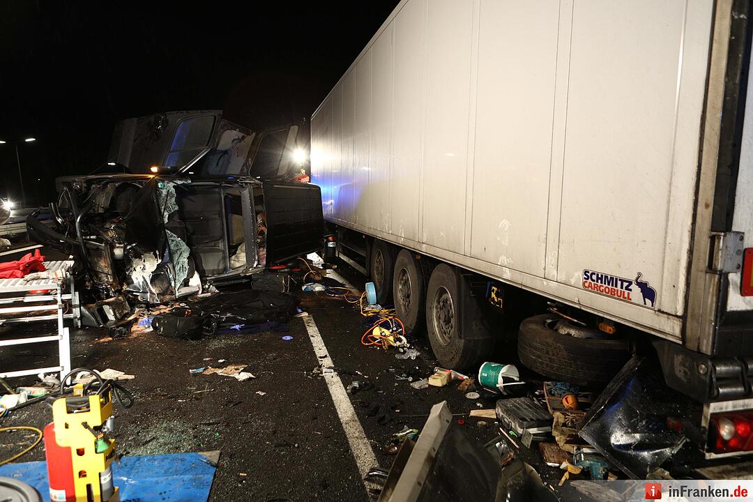 Kleintransporter prallt auf A9 auf Stauende – Ein Toter, ein Schwerverletzter