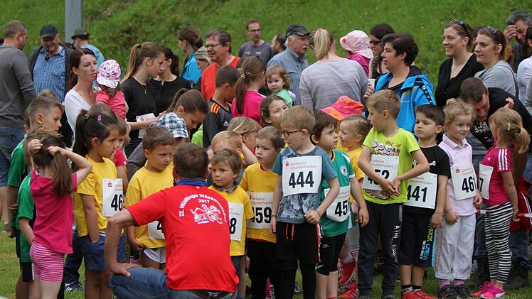 Vor dem Start der "Bambini" herrschte ein munteres Gewusel auf dem Sportgelände in Wülflingen. Schwer zu sagen, wer aufgeregter war, die jungen Sportler oder ihre Eltern.