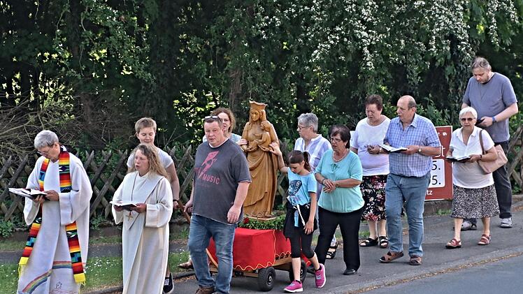 Entlang der B 279, von der Dominikus-Savio-Kirche bis zur Dorfkirche, wurde die Marien-Statue mit Pater Alfons Blüml (links) geholt.Helmut Will