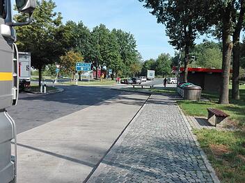 Der derzeitige Autobahnparkplatz Regnitztal (Richtung Norden), von hier aus würde nach den Planungen eine Brücke über die A 73 zur geplanten Rastanlage auf der Westseite der Autobahn führen. Foto: rm