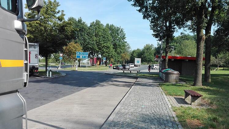 Der derzeitige Autobahnparkplatz Regnitztal (Richtung Norden), von hier aus würde nach den Planungen eine Brücke über die A 73 zur geplanten Rastanlage auf der Westseite der Autobahn führen. Foto: rm