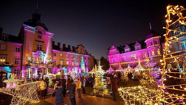 Beleuchtete St&auml;nde, Gl&uuml;hwein mit Freunden und selbstgebastelte Dinge: Doch f&uuml;r Niklas ist es alles andere als sch&ouml;n und besinnlich, sich in der K&auml;lte auf dem Weihnachtsmarkt durch die Menschenmassen zu quetschen. Symbolbild: Sina Schuldt/dpa