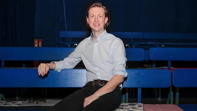 Hans-G&uuml;nter Br&uuml;nker in den R&auml;umen des Theaters Chapeau Claque.  "Die B&uuml;hne ist wahnsinnig sch&ouml;n und ein sehr intimer Ort", sagt  er. Foto: Matthias Hoch