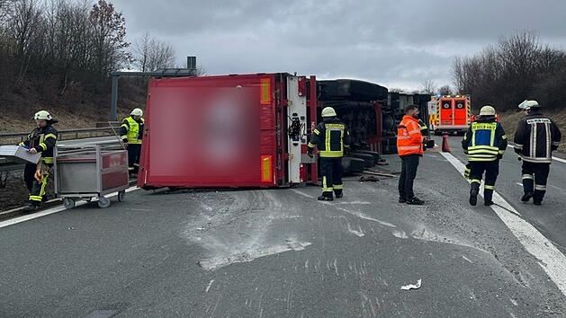 A93 bei Selb blockiert: Lkw liegt quer auf Fahrbahn