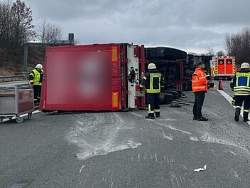 A93 bei Selb blockiert: Lkw liegt quer auf Fahrbahn