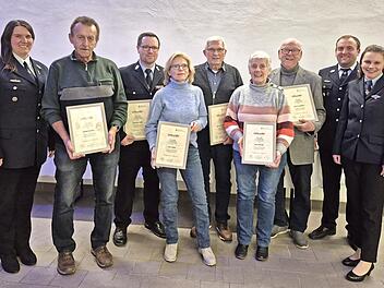 Lange Jahre Mitglied im Feuerwehr-Verein (mit Urkunde, v.l.): Rudolf Kn&ouml;rlein, Sebastian M&uuml;ller, Doris M&uuml;ller, Bartholom&auml;us Postler, Rita Gebhardt und Reiner Huppmann. Rechts: Vorsitzende Luisa Prell sowie ihre Stellvertreter.