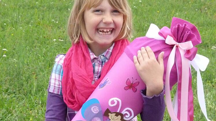 Lara wurde schon im vergangenen Jahr in Schneckenlohe eingeschult. Die Schultüte enthielt auch Turnbeutel, Trinkflasche, Stifte, Pinsel, Schere, Kleber, Barbie-Parfüm, Hörspiel-CD, Schokolade, und Brausebonbons.