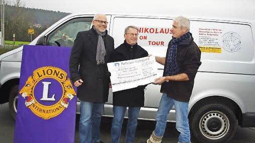 Club-Präsident Michael Rosenberger und Schatzmeister Peter Gottmann (von links) überreichten Tom Sauer eine Spende in Höhe von 1000 Euro.  Foto: Heike Schülein