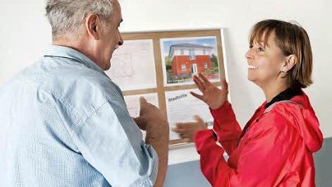Am Tag der Musterhäuser informiert der Bundesverband Deutscher Fertigbau (BDF) bei freiem Eintritt in den Musterhausausstellungen FertighausWelt über die moderne Holzfertigbauweise.  Foto: BDF/Jan-Peter Nüsken