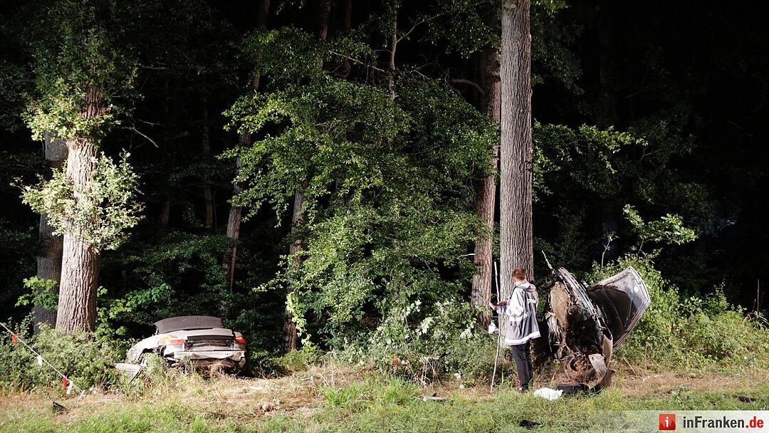 Porsche schleudert in Waldstueck und zerreisst in zwei Teile - Fahrer tot