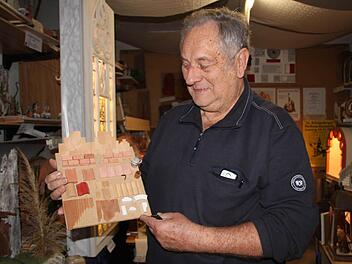 Walter Kestler aus Haßfurt hat eine eigene Technik entwickelt, um Steine und Ziegel für seine Krippen zu modellieren. Foto: Friederike Stark