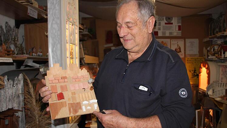 Walter Kestler aus Haßfurt hat eine eigene Technik entwickelt, um Steine und Ziegel für seine Krippen zu modellieren. Foto: Friederike Stark