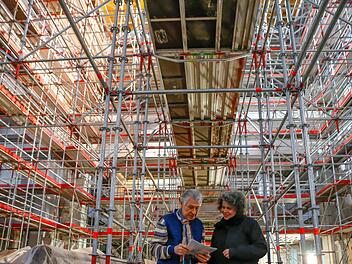 Projektleiterin und Architektin Vera Lutz und Kirchenpfleger Georg Koch stehen im Stangenwald der Martinskirche. Foto: Matthias Hoch