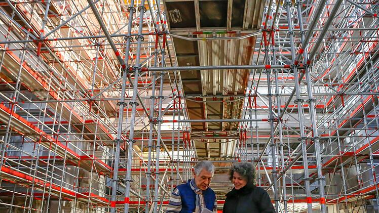 Projektleiterin und Architektin Vera Lutz und Kirchenpfleger Georg Koch stehen im Stangenwald der Martinskirche. Foto: Matthias Hoch