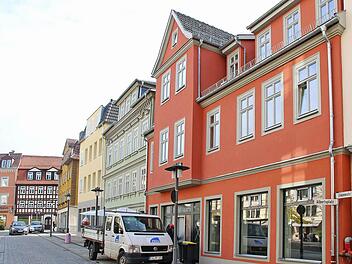 Noch steht das Erdgeschoss der Häuserzeile am Albertsplatz leer. Bis zum Samba-Festival soll dort die "Markthalle" eröffnen, auch, wenn Regionalmanager Stefan Hinterleitner mit dieser Bezeichnung nicht ganz glücklich ist. Foto: Simone Bastian