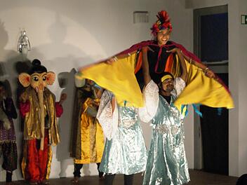 Indische Jugendliche zeigten in Bad Br&uuml;ckenau ein selbst geschriebenes St&uuml;ck.  Foto: Dieter Weber