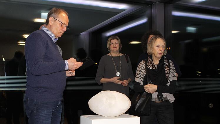 Die Besucher der Ausstellungseröffnung "Bildraum Raumbild" sind von den künstlerischen Werken angetan. Foto: Michael Wunder