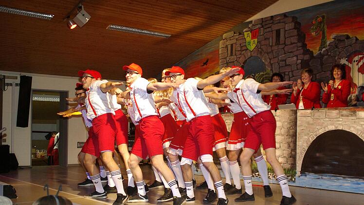 Eine muntere Schulklasse im sportlichen Outfit gab das Männerballett Burkardroth. Foto: Winfried Ehling