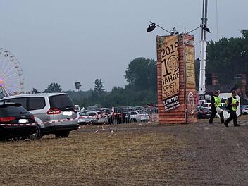 Das Festivalgelände wurde durch den Regen zusehends aufgeweicht, aber gefeiert wurde trotzdem. Foto: Richard Sänger