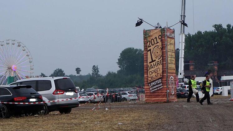 Das Festivalgelände wurde durch den Regen zusehends aufgeweicht, aber gefeiert wurde trotzdem. Foto: Richard Sänger