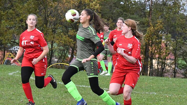 Sina Sch&ouml;nberger (Mitte, Weichtungen) hat den Ball im Blick, begleitet von Rannungens Franziska Braun (links) und Lena Erhard. Foto: Hopf
