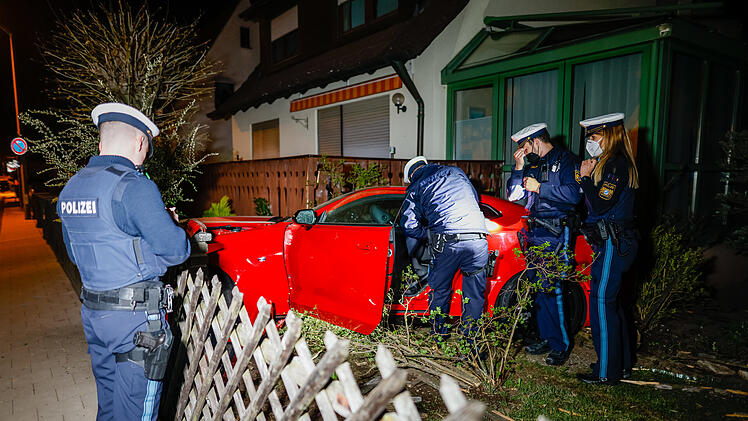 Erlangen: Sportwagen durchbricht Zaun und landet im Garten - Anwohner aus Schlaf gerissen