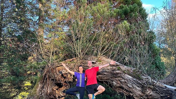 Yoga und Pilates Einheiten in der Natur gehören für Isabell Hergenröther und Florian Neuland dazu.