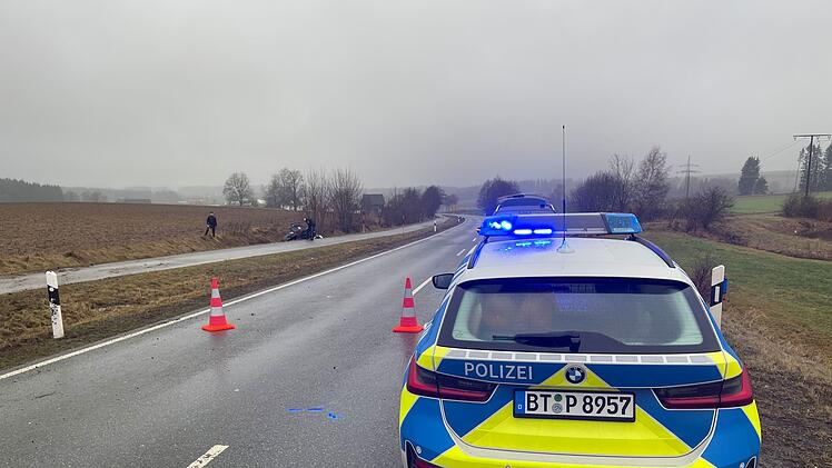 Auto überschlägt sich mehrfach und landet im Graben: Eine Frau schwer verletzt