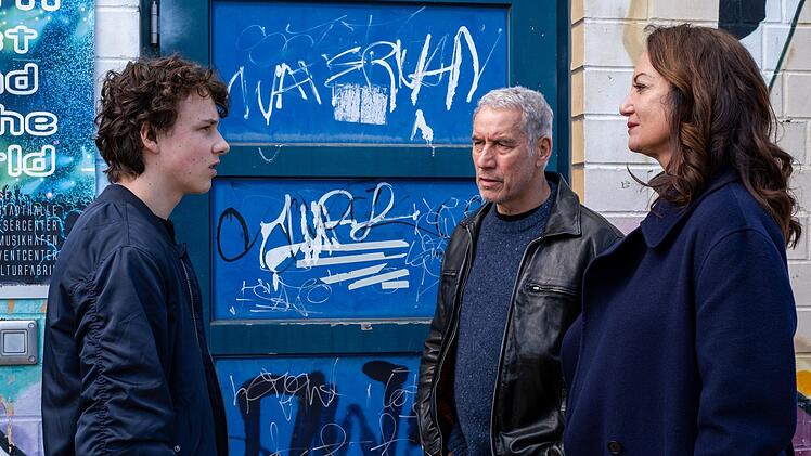 Emilian (Jacob Speidel, links) hat den Sarg im Wald gefunden. Er glaubt die Tote zu kennen und berichtet Matthias Hamm (Ralph Herforth) und Jana Winter (Natalia W&ouml;rner), was er wei&szlig;.