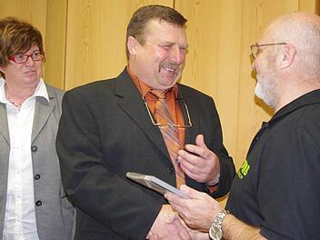 Der erste Gruppensprechers der DVMB-Therapiegruppe Kronach, Eberhard Dunst (rechts), zeichnete Otto Degenbeck (Mitte) mit der  "Bechterew-Briefmarke" aus. Mit im Bild ist (links) Zweite Vorsitzende Claudia Gerber.  Fotos: Heike Schülein