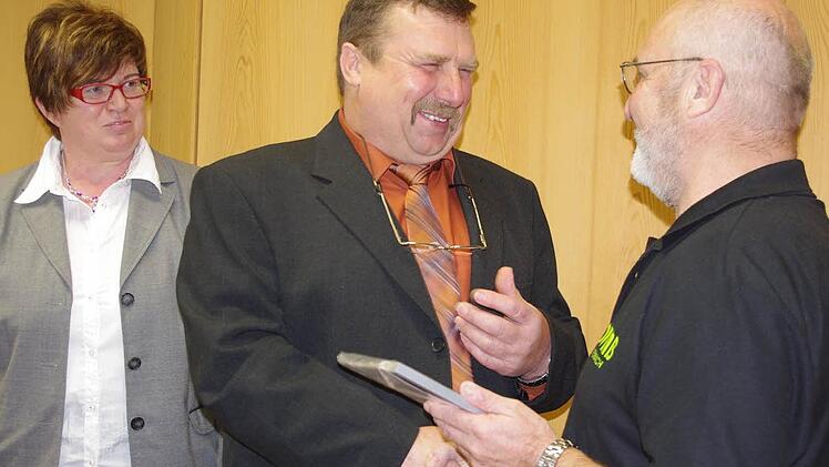 Der erste Gruppensprechers der DVMB-Therapiegruppe Kronach, Eberhard Dunst (rechts), zeichnete Otto Degenbeck (Mitte) mit der  "Bechterew-Briefmarke" aus. Mit im Bild ist (links) Zweite Vorsitzende Claudia Gerber.  Fotos: Heike Schülein