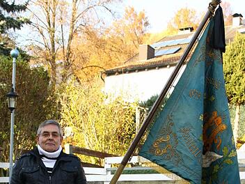 Wolfgang Schilling mit der Fahne "seines" Vereins. Der Gesangverein "Erholung" ist längst nicht mehr aktiv. Beim Volkstrauertag aber ist der Blaicher nach wie vor dabei. Foto: Katrin Geyer
