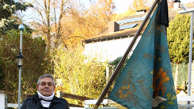 Wolfgang Schilling mit der Fahne "seines" Vereins. Der Gesangverein "Erholung" ist längst nicht mehr aktiv. Beim Volkstrauertag aber ist der Blaicher nach wie vor dabei. Foto: Katrin Geyer