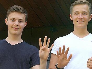 Neun Finger für das G9. Leander Treutlein und Ullrich Jany machen nächstes Jahr ihr Abitur - im G8. Sie würden aber für das G9 stimmen und fordern mehr Klasse statt Masse im Lehrplan des Gymnasiums. Fotos: Tom Müller