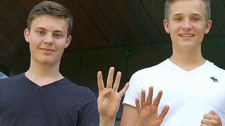 Neun Finger für das G9. Leander Treutlein und Ullrich Jany machen nächstes Jahr ihr Abitur - im G8. Sie würden aber für das G9 stimmen und fordern mehr Klasse statt Masse im Lehrplan des Gymnasiums. Fotos: Tom Müller