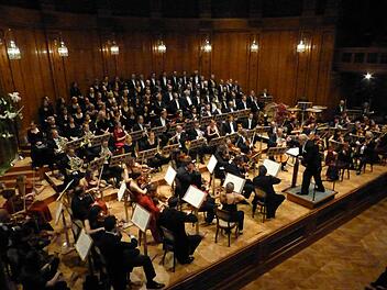 Das Podium im Großen Saal war voll, als Orchester und Chor der KlangVerwaltung Platz genommen hatten.