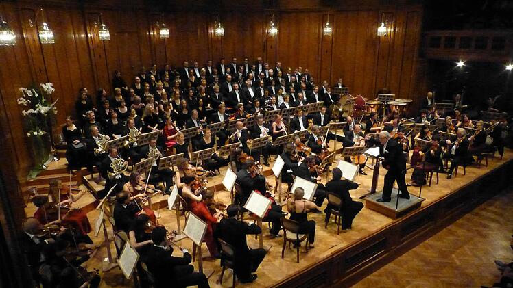 Das Podium im Großen Saal war voll, als Orchester und Chor der KlangVerwaltung Platz genommen hatten.