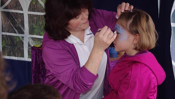 Kinderschminken mit Kerstin Köhlerschmidt (links) Foto: Heike Schülein