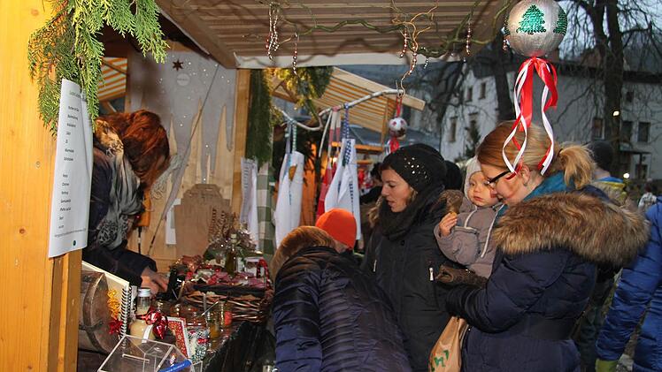 Der idyllische Weihnachtsmarkt rund um die Villa lockt zum Kaufen und Bummeln. Foto: Sonja Adam