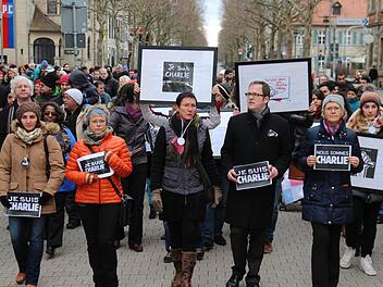 Rund 1500 Menschen haben am Sonntag in Erlangen an einer Solidaritätsveranstaltung mit den Opfern des Terrors in Frankreich teilgenommen. Foto: Christian Bauriedel