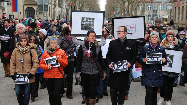 Rund 1500 Menschen haben am Sonntag in Erlangen an einer Solidaritätsveranstaltung mit den Opfern des Terrors in Frankreich teilgenommen. Foto: Christian Bauriedel