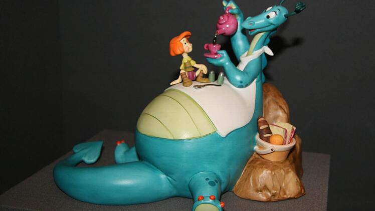 Im Disney-Film von 1941 wird aus dem Drachen ein Schmunzelmonster und davon eine Porzellanfigur. Foto: Michael Schulbert