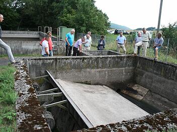 Vergleichbare Anlage: Katzenbacher Bürger und Gemeinderäte sahen sich vor der Bürgerversammlung die Abwasseranlage in Thulba an. Die Anlage für Katzenbach soll etwas größer werden und 540 Kubikmeter fassen. Fotos: Gaby Sell