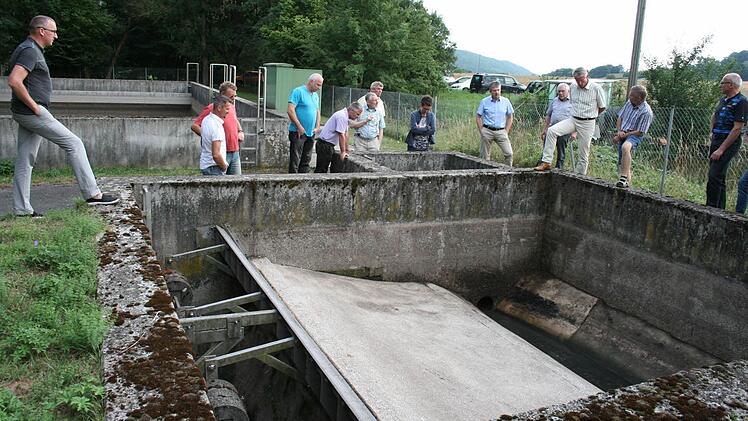 Vergleichbare Anlage: Katzenbacher Bürger und Gemeinderäte sahen sich vor der Bürgerversammlung die Abwasseranlage in Thulba an. Die Anlage für Katzenbach soll etwas größer werden und 540 Kubikmeter fassen. Fotos: Gaby Sell